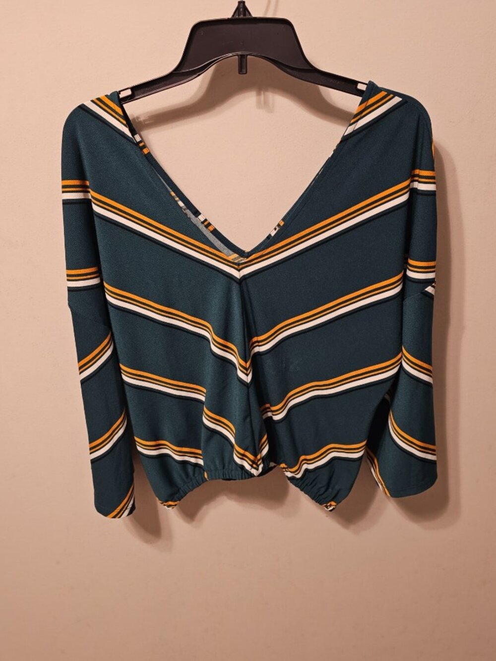 EXPRESS  One Eleven V-neck Chevron Cropped Blouse, Size Medium